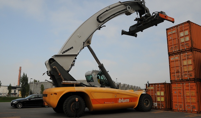 Liebherr reach stacker