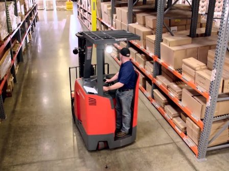 How to operate a stand-up forklift?